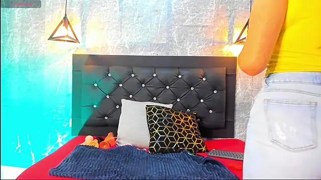 emberhodson online show from November 24, 11:32 am