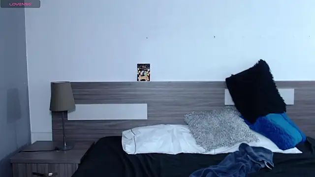 Liiamthompson online show from November 15, 7:10 pm