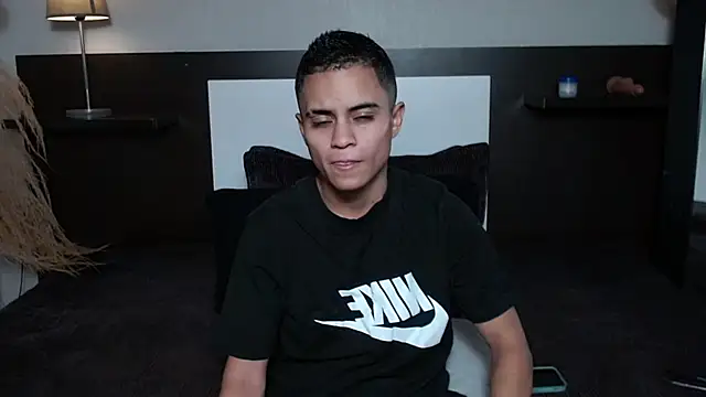 Liiamthompson online show from April 14, 9:15 am