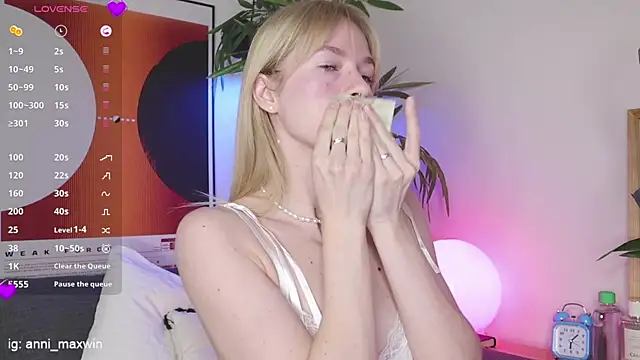 WhiteAnni online show from March 23, 3:10 am