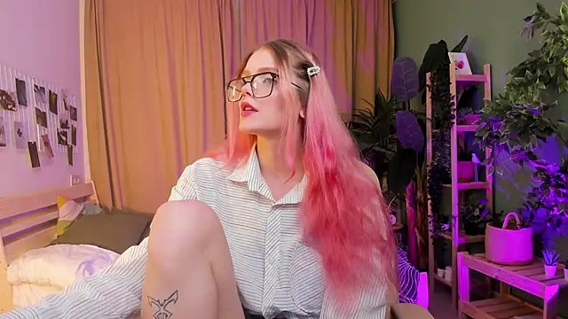 Gretchen Mol online show from January 10, 7:32 am