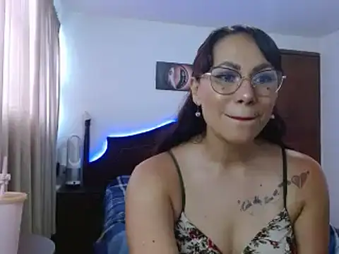 AloLovely  online show from April 13, 8:58 pm