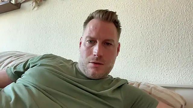 Snapshot of Christian87xxx chatting on April 25, 4:37 pm Christian87xxx online show from April 25, 4:37 pm