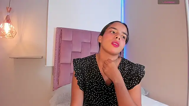 Snapshot of Roxy_Stonee chatting on April 21, 7:28 pm Roxy Stonee online show from April 21, 7:28 pm