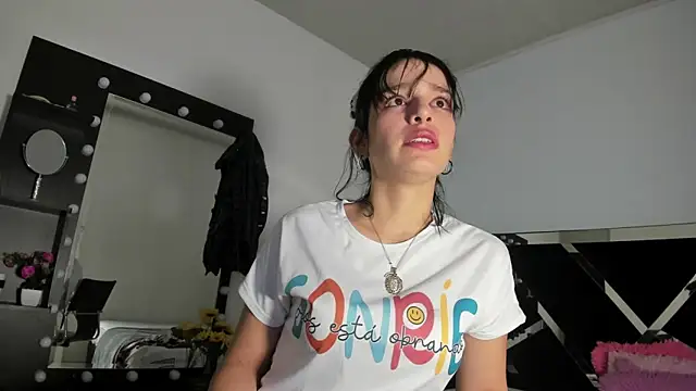 Snapshot of Annyrosee chatting on March 4, 8:27 pm Annyrosee online show from March 4, 8:27 pm