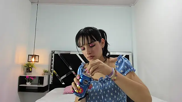 Snapshot of Annyrosee chatting on March 13, 8:00 pm Annyrosee online show from March 13, 8:00 pm