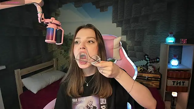 Snapshot of kaisajenner chatting on February 5, 4:03 pm kaisajenner online show from February 5, 4:03 pm