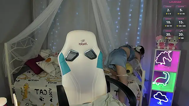 Snapshot of kaisajenner chatting on February 7, 8:33 am kaisajenner online show from February 7, 8:33 am