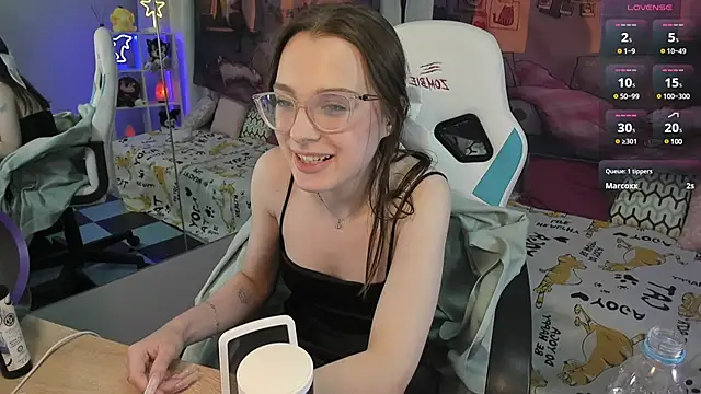 Snapshot of kaisajenner chatting on February 10, 3:57 am kaisajenner online show from February 10, 3:57 am