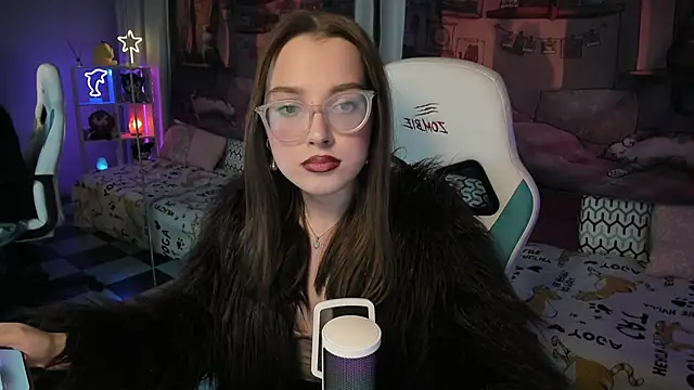 Snapshot of kaisajenner chatting on February 19, 4:44 pm kaisajenner online show from February 19, 4:44 pm