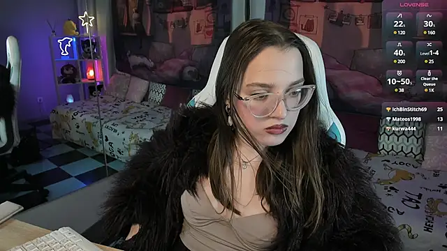 Snapshot of kaisajenner chatting on February 20, 2:18 am kaisajenner online show from February 20, 2:18 am