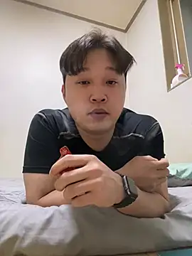 Snapshot of offwhite777 chatting on February 26, 9:05 pm offwhite777 online show from February 26, 9:05 pm