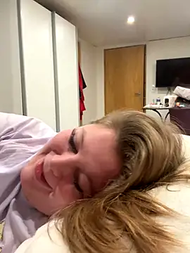 Snapshot of Lars-Lola chatting on December 5, 9:40 am Lars-Lola online show from December 5, 9:40 am