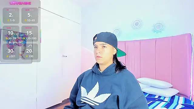 Snapshot of Liiam_smith_ chatting on November 9, 12:58 pm Liiam smith online show from November 9, 12:58 pm