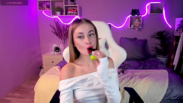 Snapshot of AnitaLamb chatting on February 2, 5:21 am AnitaLamb online show from February 2, 5:21 am