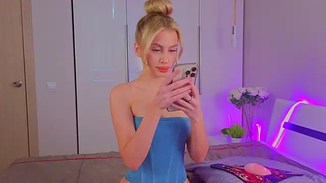 Snapshot of AnitaLamb chatting on October 9, 5:05 am AnitaLamb online show from October 9, 5:05 am