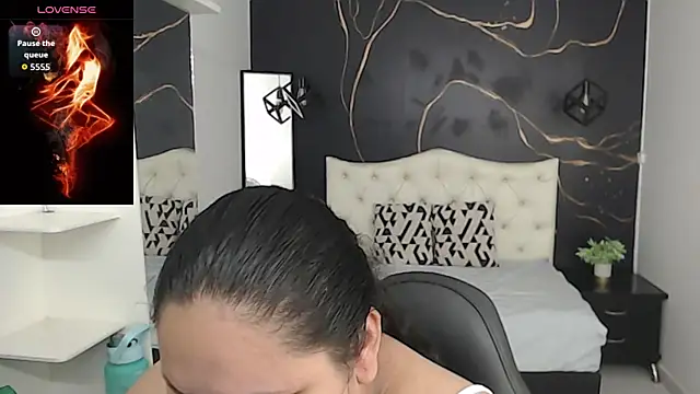 Snapshot of Aaliyah11 chatting on October 19, 12:44 am Aaliyah11 online show from October 19, 12:44 am