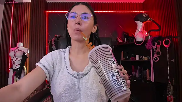 Snapshot of XiaQueen chatting on November 25, 11:32 am XiaQueen online show from November 25, 11:32 am