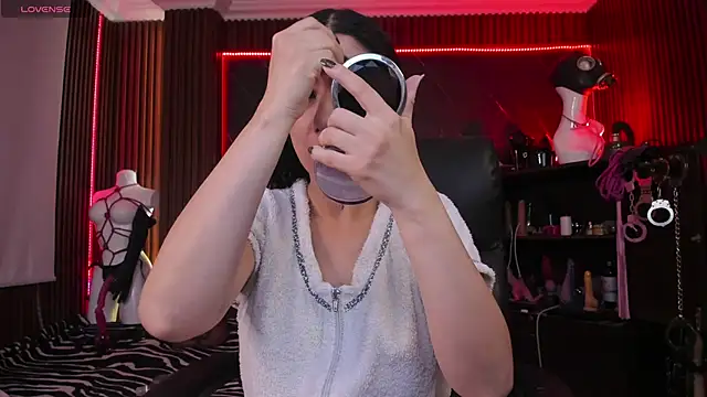 Snapshot of XiaQueen chatting on December 5, 11:19 am XiaQueen online show from December 5, 11:19 am