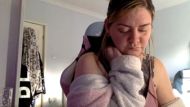 AureliaXOX online show from February 22, 3:47 pm