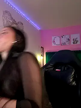 SallyWhitee online show from June 3, 5:32 am