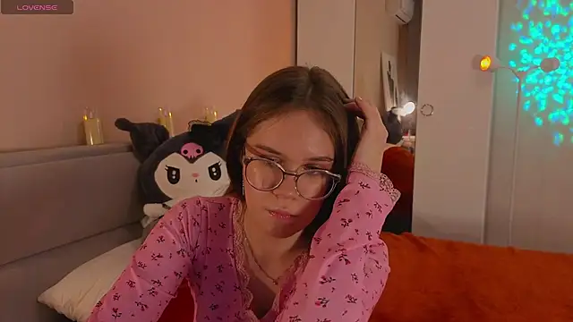 Mia Luw online show from November 16, 3:06 pm