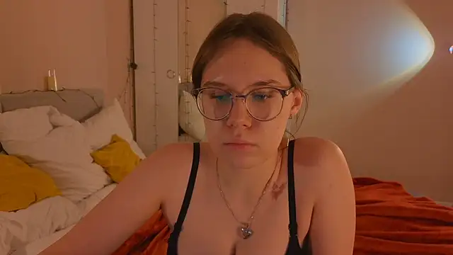 Mia Luw online show from December 14, 10:09 am