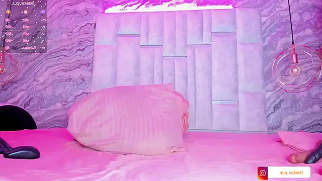 Snapshot of MiaVelveett chatting on November 23, 1:16 am MiaVelveett online show from November 23, 1:16 am