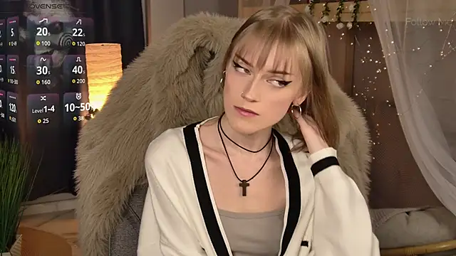 Snapshot of KiraMontoya chatting on April 27, 11:25 pm KiraMontoya online show from April 27, 11:25 pm