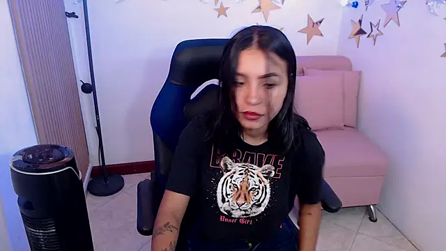 Snapshot of julieta_fn chatting on April 28, 2:33 pm julieta fn online show from April 28, 2:33 pm