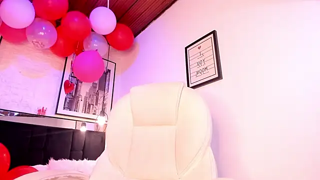 Snapshot of tylla_ chatting on February 18, 2:59 am tylla online show from February 18, 2:59 am