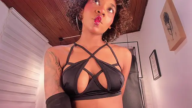 Snapshot of tylla_ chatting on September 9, 12:32 am tylla online show from September 9, 12:32 am