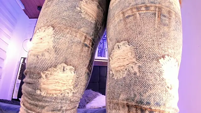 tylla  online show from November 21, 4:00 am