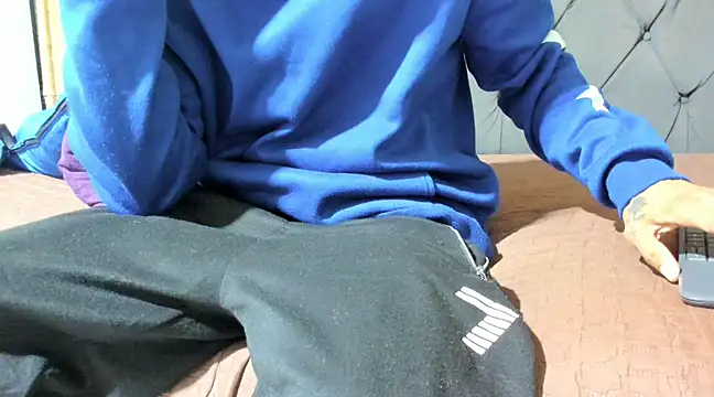 Snapshot of guyeifmaxiro chatting on February 23, 12:08 am guyeifmaxiro online show from February 23, 12:08 am