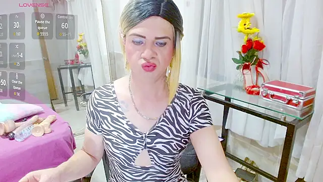 Snapshot of Dolldirtyxxx chatting on October 31, 5:30 am Dolldirtyxxx online show from October 31, 5:30 am