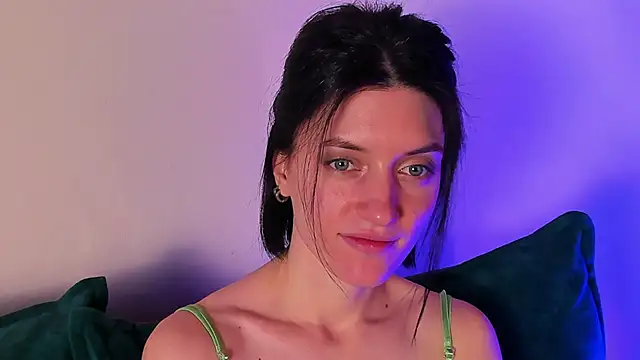 roxy riot  online show from February 9, 7:49 am