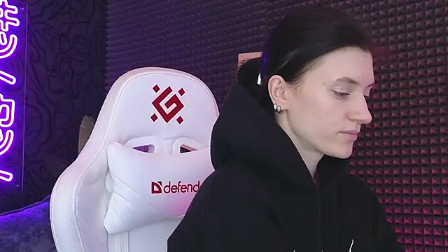 roxy riot  online show from March 3, 7:43 am