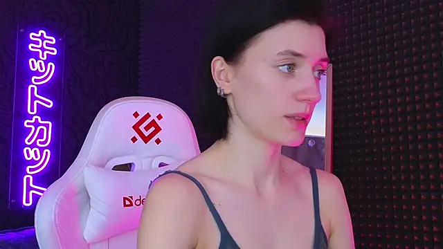 roxy riot  online show from March 7, 7:41 am