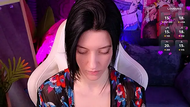 roxy riot  online show from October 18, 1:30 am