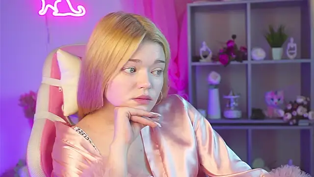 AdeleCartier online show from March 23, 4:05 am