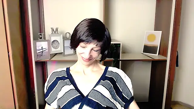 Snapshot of _AngeliaFlow_ chatting on October 2, 6:42 am AngeliaFlow online show from October 2, 6:42 am