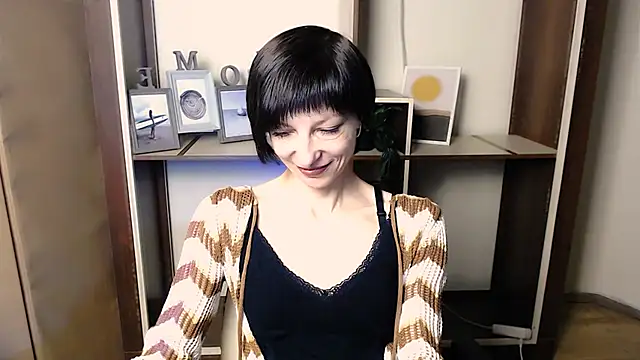 Snapshot of _AngeliaFlow_ chatting on December 3, 8:23 am AngeliaFlow online show from December 3, 8:23 am