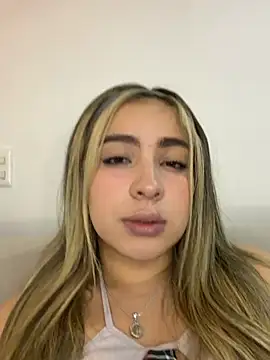 Snapshot of Cloee_Rainbow1 chatting on June 20, 11:29 pm Cloee Rainbow1 online show from June 20, 11:29 pm