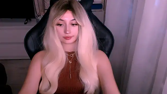 Snapshot of beauty_blonde chatting on October 22, 1:06 am beauty blonde online show from October 22, 1:06 am