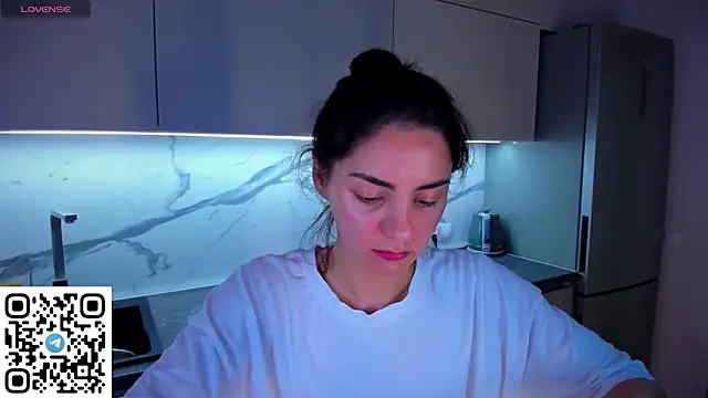 Snapshot of EmiliaZen chatting on June 18, 8:02 pm EmiliaZen online show from June 18, 8:02 pm