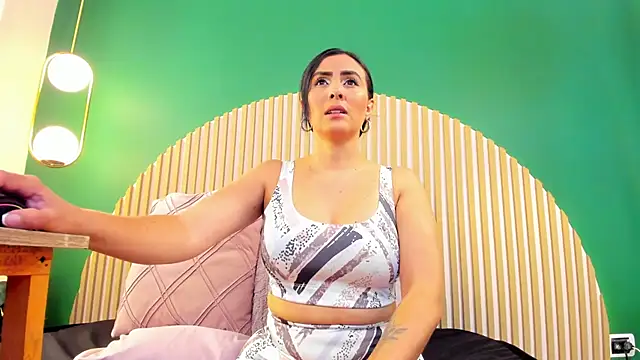 scarlet edwars online show from February 12, 6:25 pm