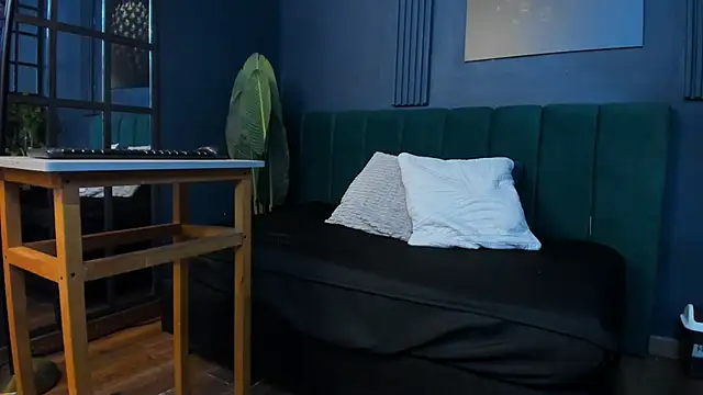 scarlet edwars online show from April 4, 7:00 pm