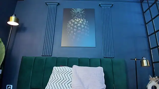 scarlet edwars online show from April 10, 7:18 pm