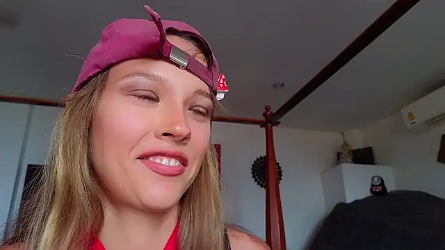 Snapshot of DemiDee chatting on March 9, 9:35 am DemiDee online show from March 9, 9:35 am