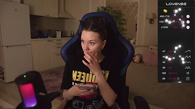 Snapshot of alexa_feels_ chatting on October 4, 6:17 pm alexa feels online show from October 4, 6:17 pm